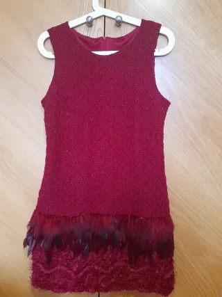 Vestido granate con plumas