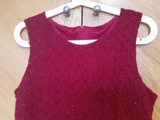 Vestido granate con plumas