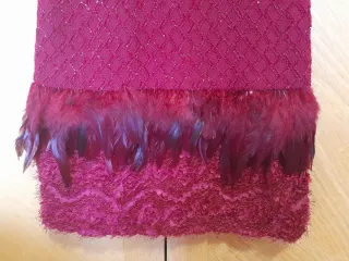 Vestido granate con plumas