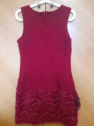 Vestido granate con plumas