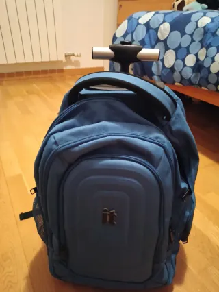 Mochila azul con ruedas