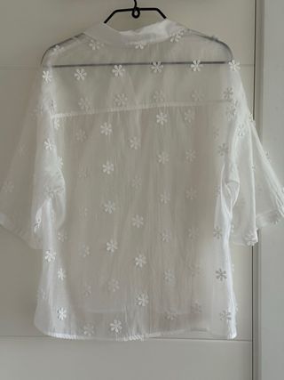 Blusa Mango blanca bordada flores