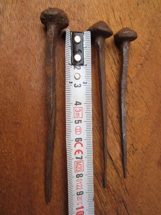 Clavos antiguos de hierro forjado, siglo XVIII.