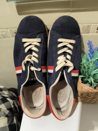 Zapatillas deportivas azul y rojo