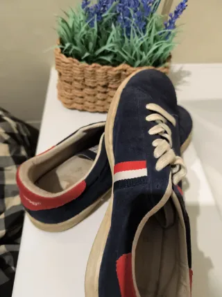 Zapatillas deportivas azul y rojo