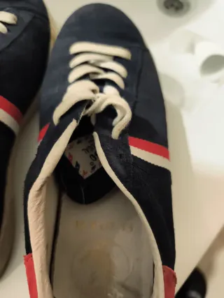 Zapatillas deportivas azul y rojo