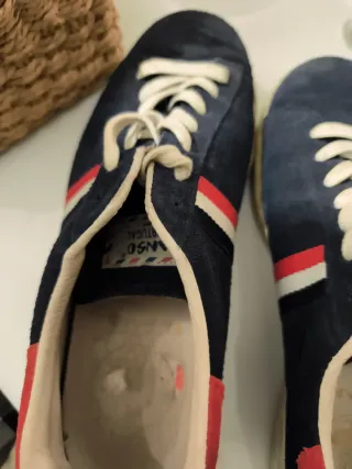 Zapatillas deportivas azul y rojo