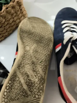 Zapatillas deportivas azul y rojo