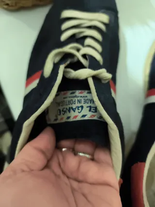 Zapatillas deportivas azul y rojo