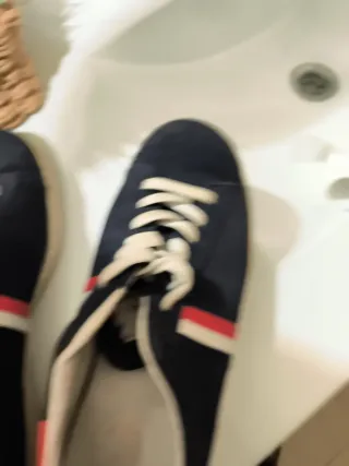 Zapatillas deportivas azul y rojo