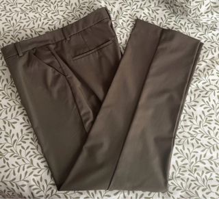 Pantalón Zara con raya y bolsillos tipo chino
