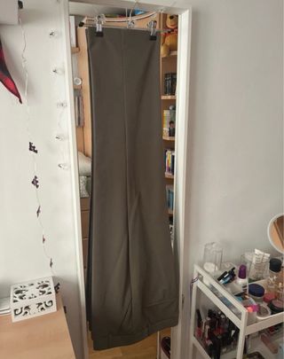 Pantalón Zara con raya y bolsillos tipo chino