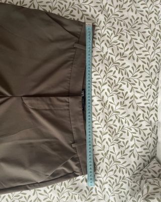 Pantalón Zara con raya y bolsillos tipo chino