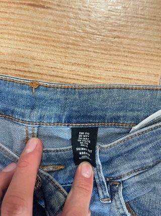 Pantalón vaquero hombre desgarrado