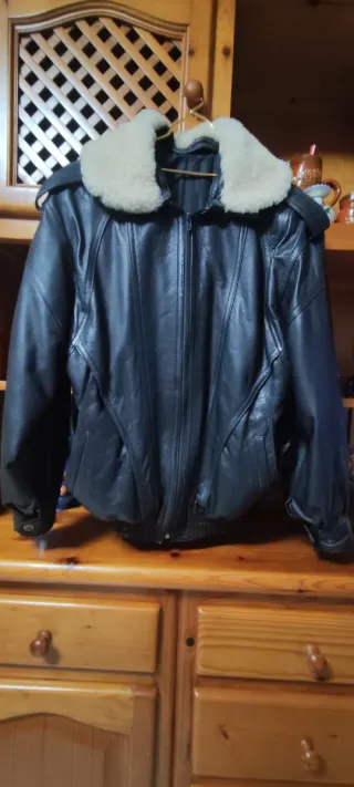 Cazadora Piel Negra con Cuello Borreguito