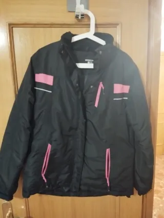 Chaqueta de nieve negra y rosa