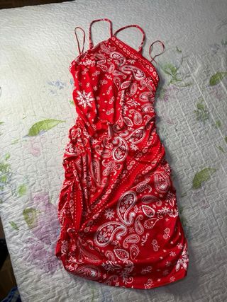 Vestido de verano rojo con estampado