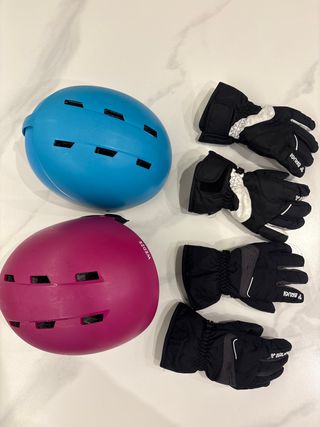 Casco esquí 53-56 cm + guantes 5000m