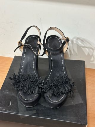 Cuñas negras con pompones