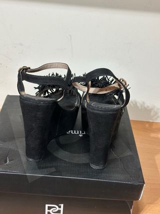 Cuñas negras con pompones