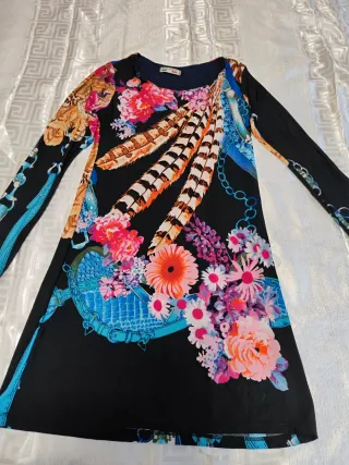 Vestido estampado flores y plumas