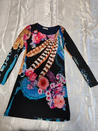 Vestido estampado flores y plumas