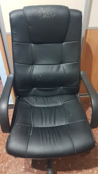 Silla de oficina negra con reposabrazos