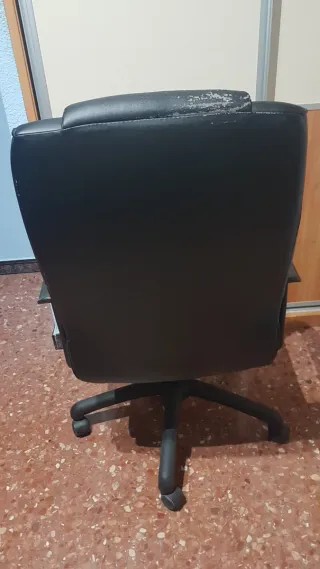 Silla de oficina negra con reposabrazos