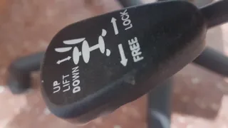 Silla de oficina negra con reposabrazos