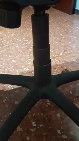 Silla de oficina negra con reposabrazos