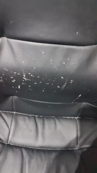 Silla de oficina negra con reposabrazos