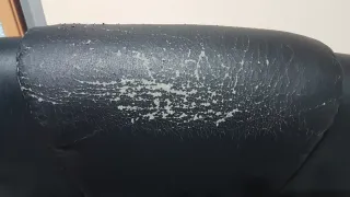 Silla de oficina negra con reposabrazos