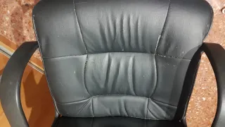 Silla de oficina negra con reposabrazos