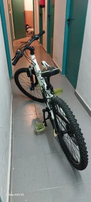 Bicicleta Montaña Blanca y Negra junior