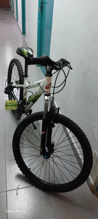 Bicicleta Montaña Blanca y Negra junior
