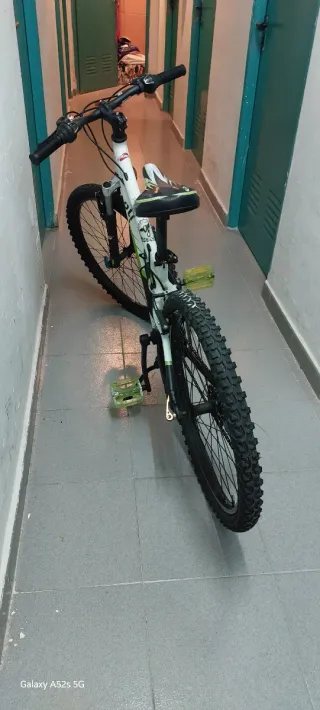 Bicicleta Montaña Blanca y Negra junior