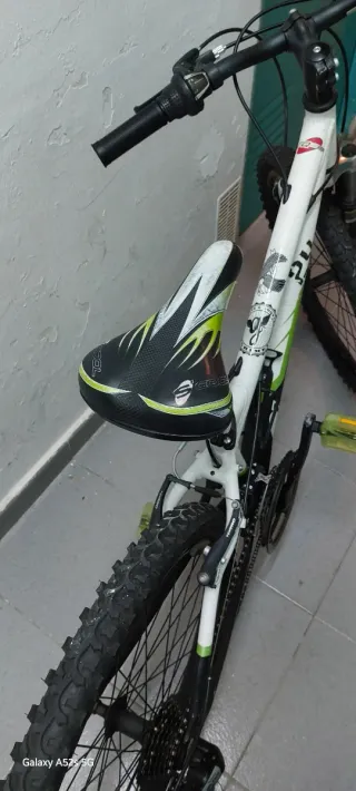 Bicicleta Montaña Blanca y Negra junior
