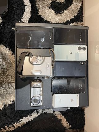 Lotto di 7 cellulari e 2 fotocamere digitali