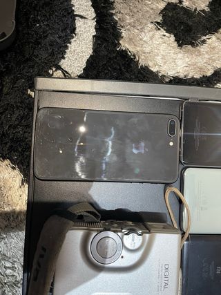 Lotto di 7 cellulari e 2 fotocamere digitali