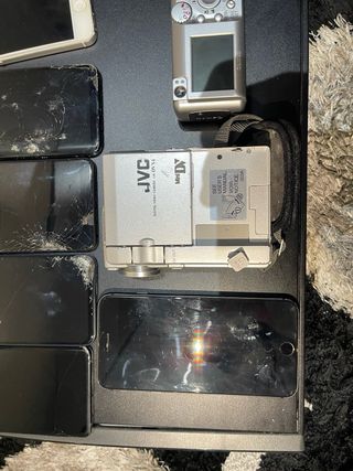 Lotto di 7 cellulari e 2 fotocamere digitali