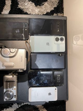 Lotto di 7 cellulari e 2 fotocamere digitali