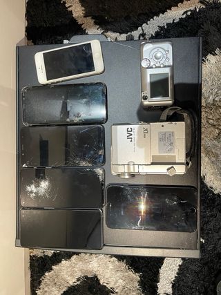 Lotto di 7 cellulari e 2 fotocamere digitali