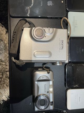 Lotto di 7 cellulari e 2 fotocamere digitali