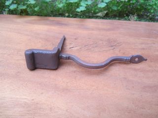 Apoyo antiguo de forja para cierre portón.