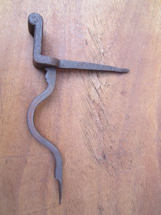 Apoyo antiguo de forja para cierre portón.