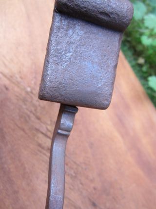 Apoyo antiguo de forja para cierre portón.