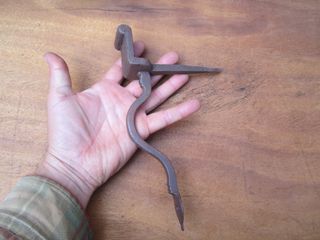 Apoyo antiguo de forja para cierre portón.