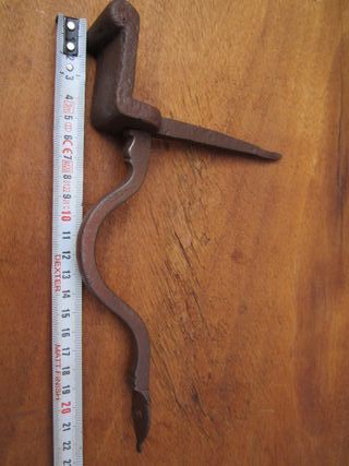 Apoyo antiguo de forja para cierre portón.