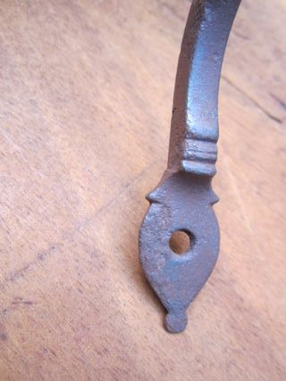Apoyo antiguo de forja para cierre portón.