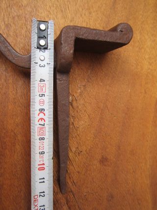 Apoyo antiguo de forja para cierre portón.